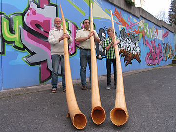 Das Alphorn Ensemble mit seinem neuen Mitstreiter