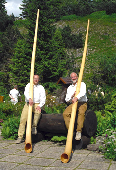 2 Mitglieder des Alphorn Ensembles