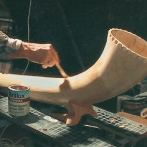 fertiges Alphorn wird grundiert und lackiert