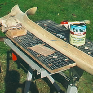die Rohlingshlften halten mit Holzgrund und Bootslack ihren anstrich