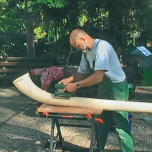 Alphorn wird von auen geschliffen und geglttet
