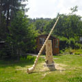 Das missglckte Alphorn wurde zu einem "Monument" umgebaut und steht am Regenberg in Zella-Mehlis.