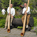 Sebastian und Thomas Darr halten ihre Alphrner sitzend auf einem Baumstamm im Rennsteiggarten