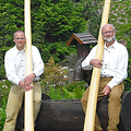 Sebastian und Thomas Darr halten ihre Alphrner sitzend auf einem Baumstamm im Rennsteiggarten