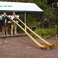 Thomas und Sebastian Darr spielen Alphorn im Rennsteiggarten