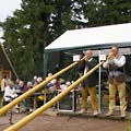 Thomas und Sebastian Darr spielen Alphorn im Rennsteiggarten