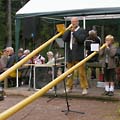 Erster Auftritt von Hermann (12 Jahre) zum Herbstfest im Rennsteiggarten im Duo am Alphorn mit seinem Vater.