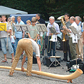 Thomas Darr positioniert sein Alphorn vor dem Posaunenchor auf dem Schmiedefest 2006