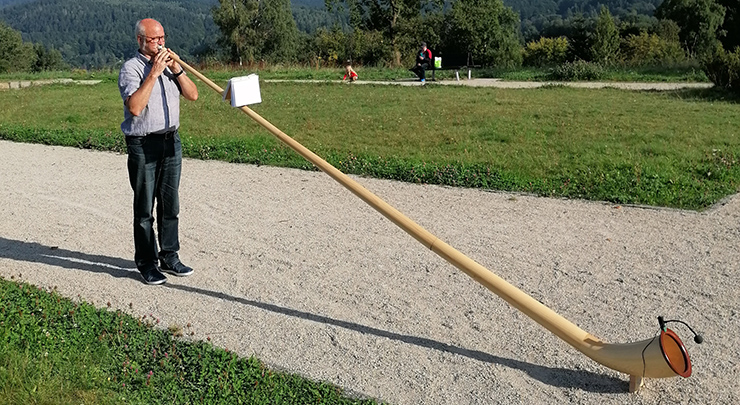 Thomas Darr musiziert am Denkmal