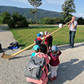 Musizieren am Denkmal mit Kindern