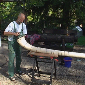 Alphorn wird von auen geschliffen und geglttet