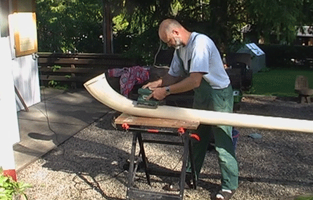 Alphorn wird von auen geschliffen und geglttet